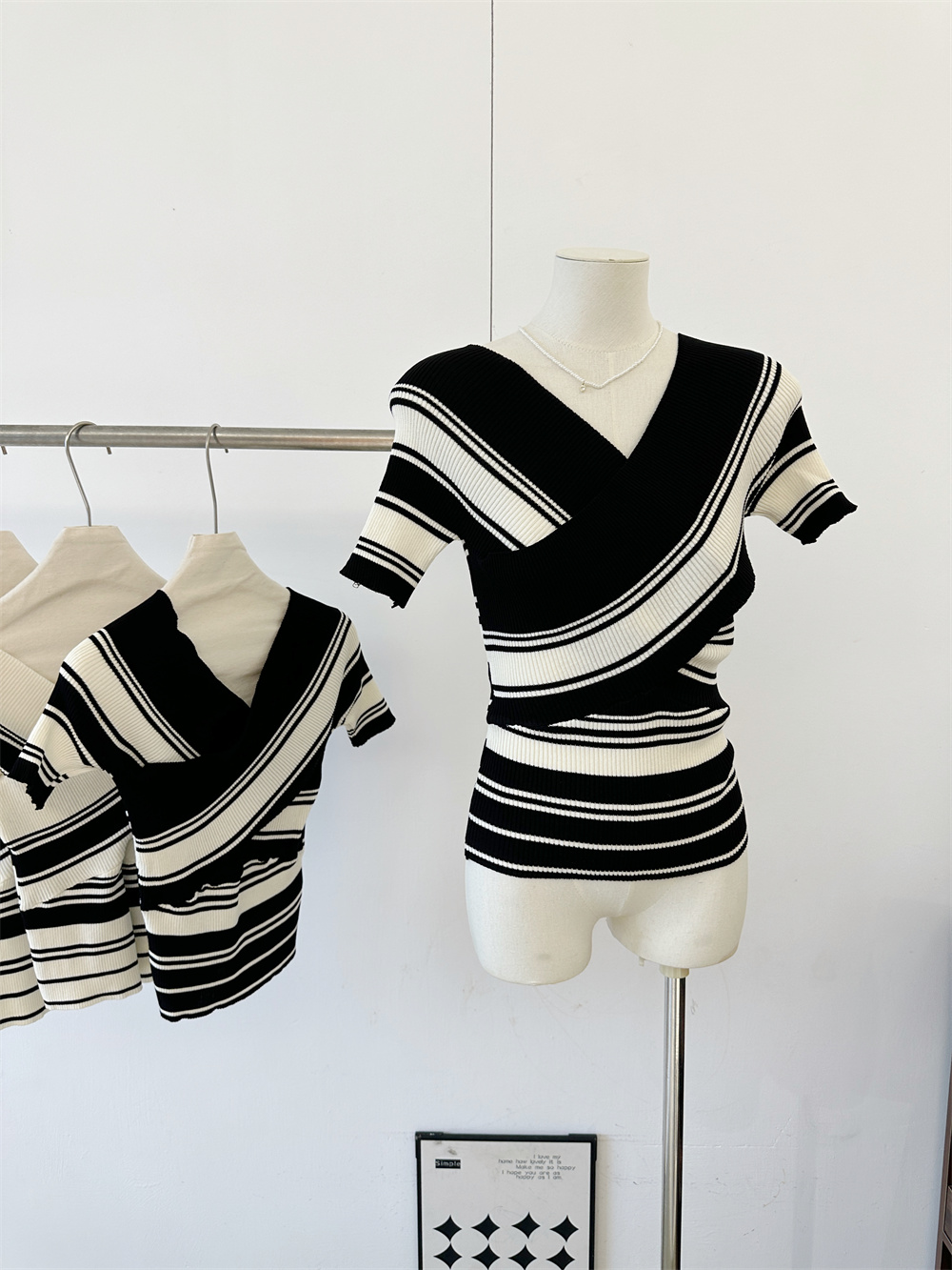 1777097936997_3cAP2Q.jpg Korean Striped V-Neck Knit Top Short Sleeve Black and White Color Block Women's Sweater