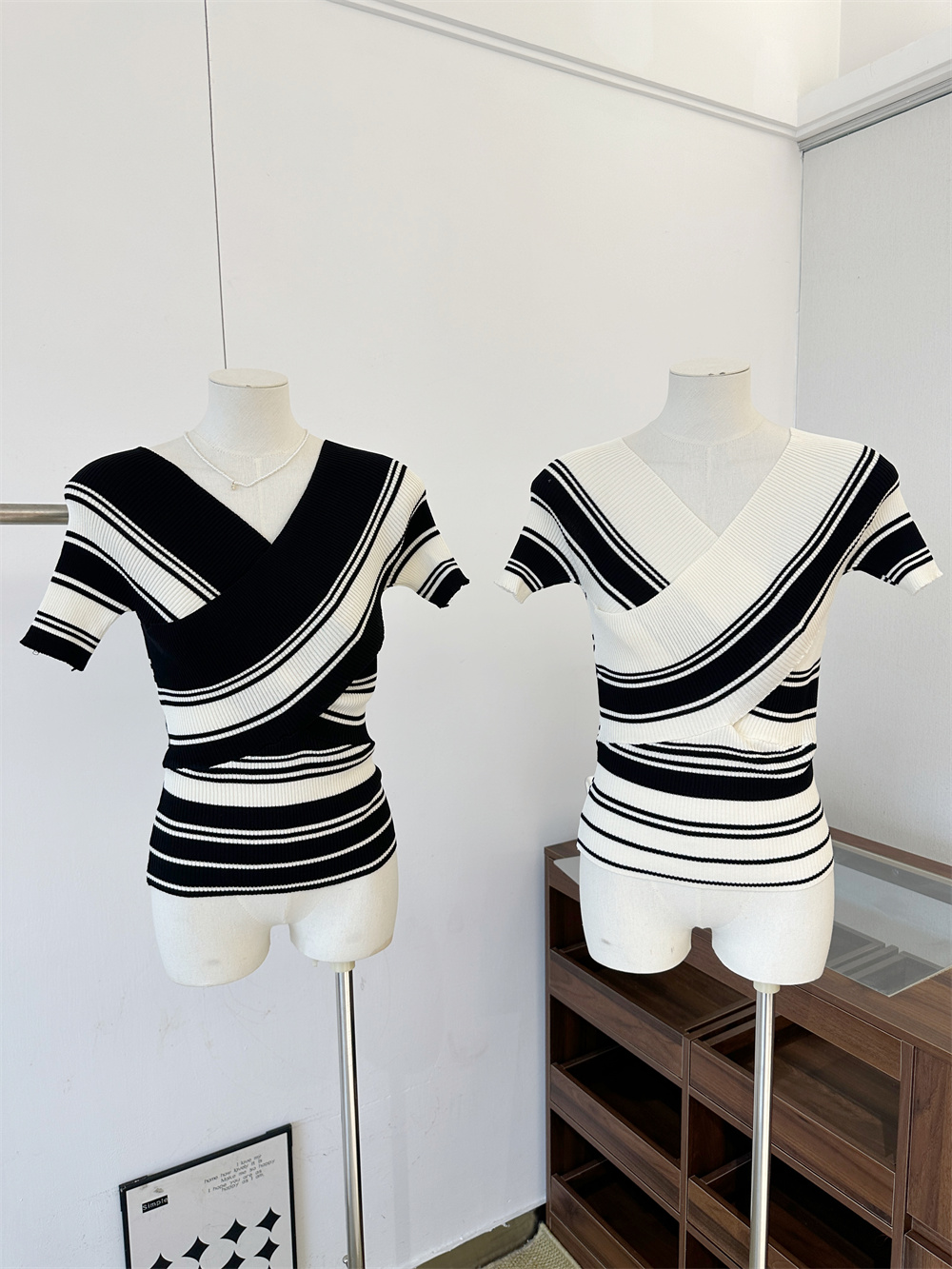 1777097992910_F7mMnu.jpg Korean Striped V-Neck Knit Top Short Sleeve Black and White Color Block Women's Sweater