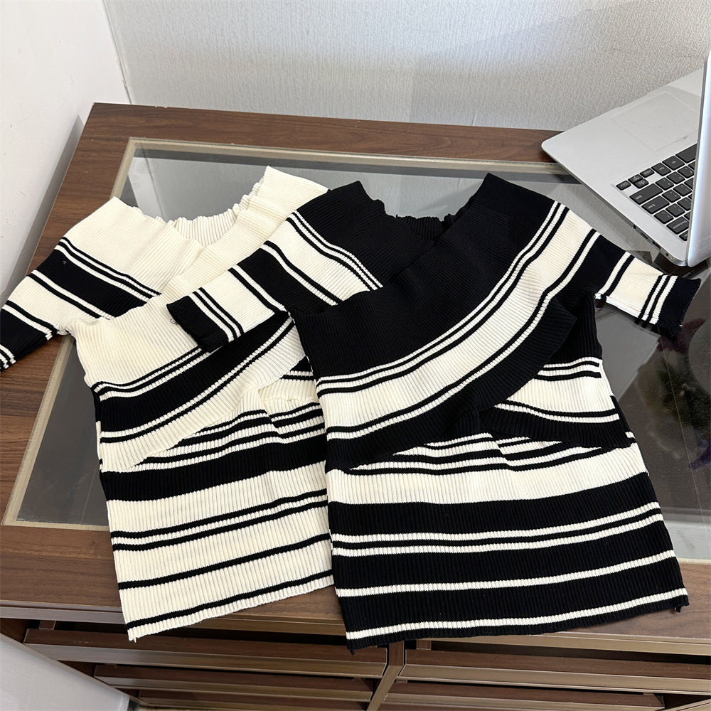 1777097998341_LxtHz0.jpg Korean Striped V-Neck Knit Top Short Sleeve Black and White Color Block Women's Sweater