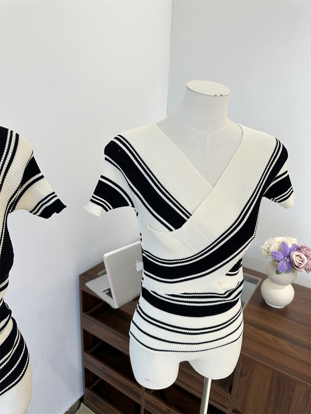 1777098019013_uiyZp8.jpg Korean Striped V-Neck Knit Top Short Sleeve Black and White Color Block Women's Sweater