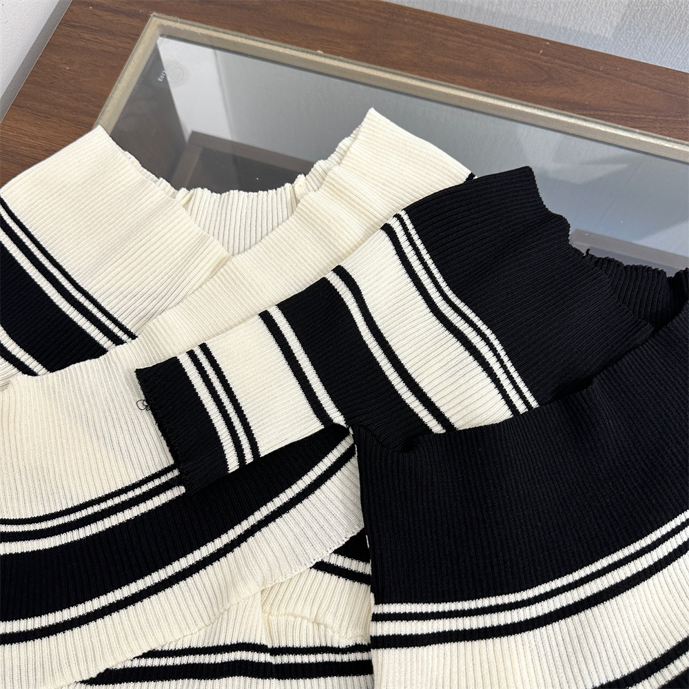 1777098042379_7KXj3n.jpg Korean Striped V-Neck Knit Top Short Sleeve Black and White Color Block Women's Sweater