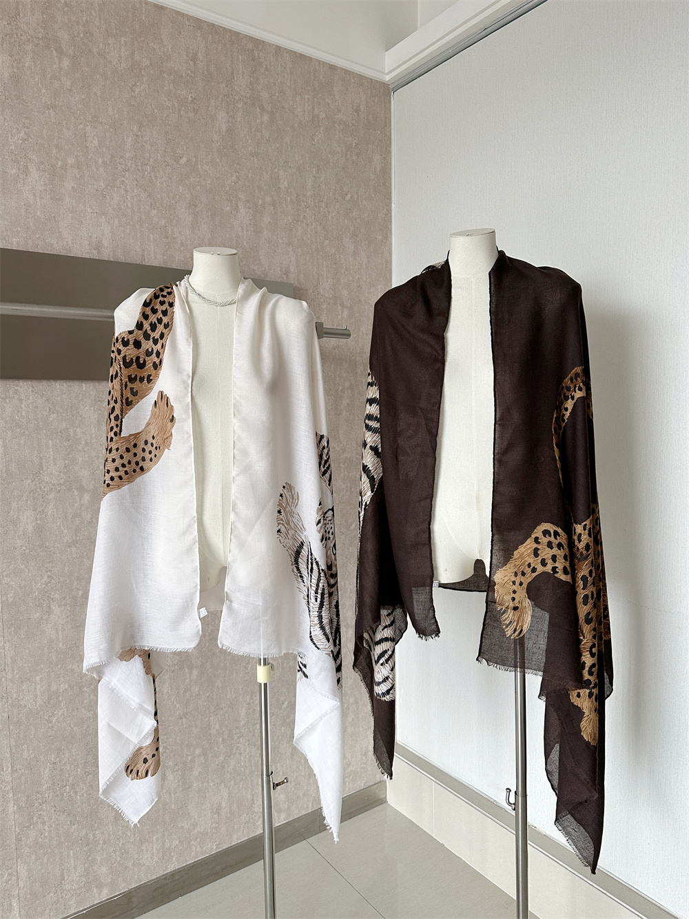 1785729225411_Fqi3VY.jpg Old Money Leopard Print Shawl Cape Women Outerwear 2026 New Silk Scarf High-End Elegant Wrap