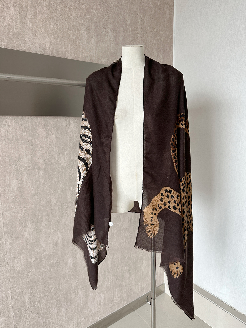 1785729313794_K17vtX.jpg Old Money Leopard Print Shawl Cape Women Outerwear 2026 New Silk Scarf High-End Elegant Wrap
